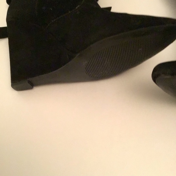 Vegan suede ankle boots, size 9,4 inch wedge heel. Has a tied bow tie in middle - Picture 7 of 10